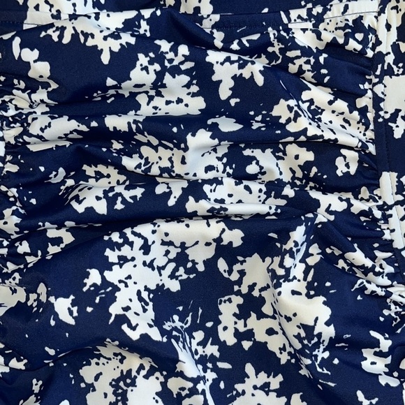 Croft and Barrow women’s one piece floral navy and white swimsuit Size 12 - Picture 3 of 8